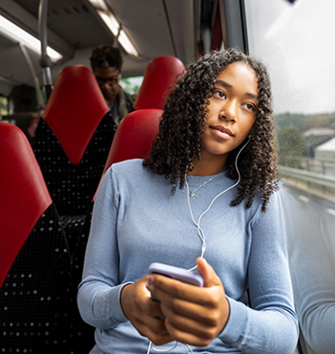 Ung tjej ombord på en buss