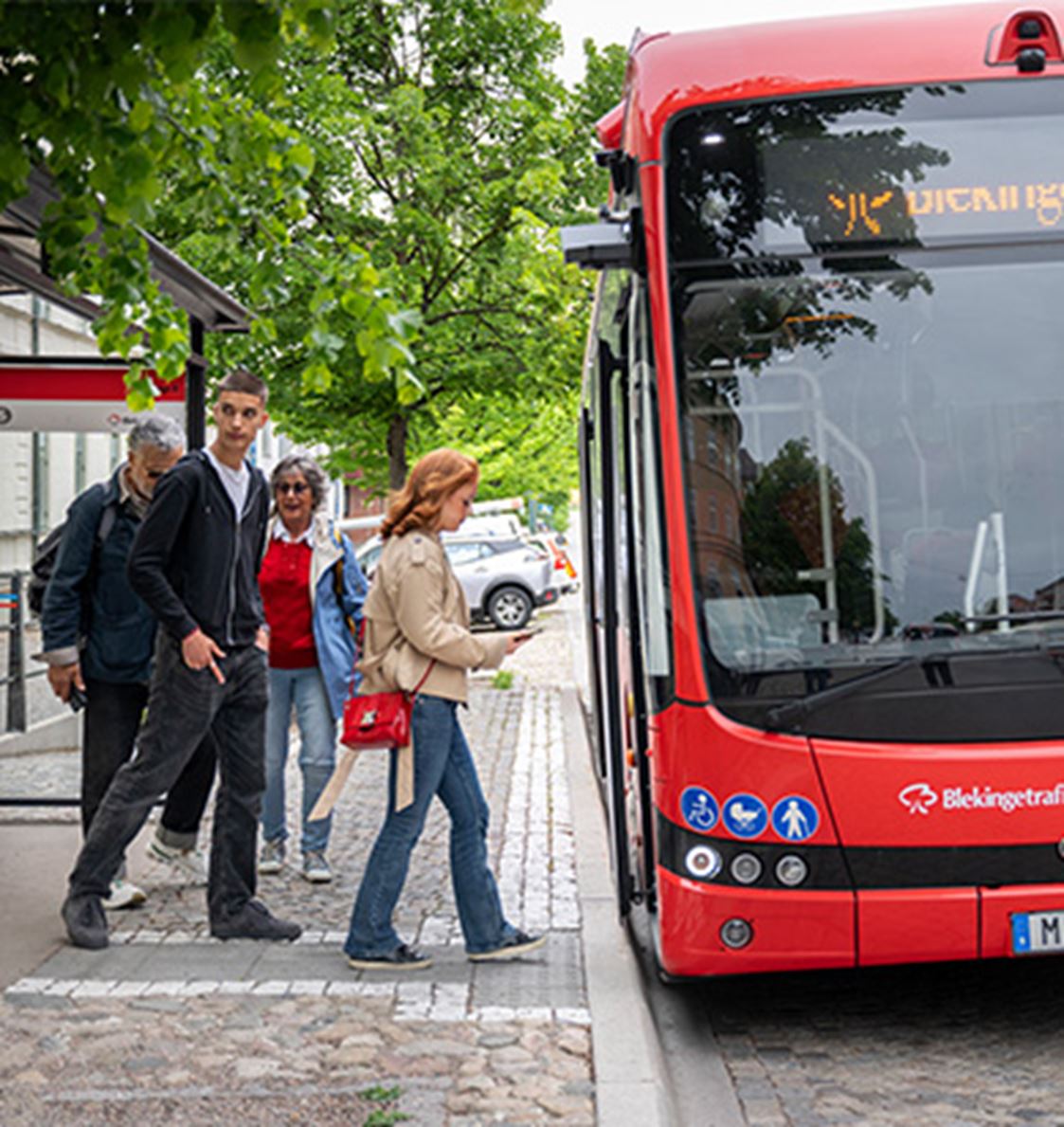 Man och barn stiger av bussen.