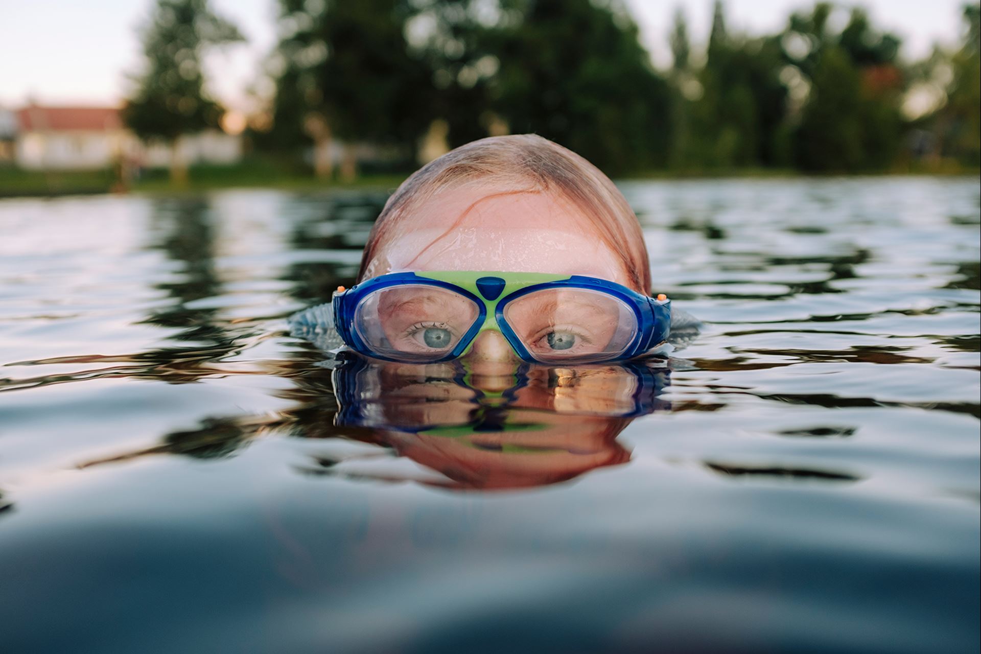 Barn som snorklar