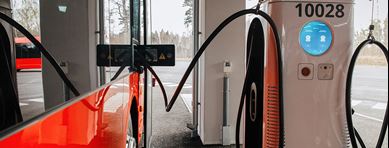 Elbuss vid laddstation.