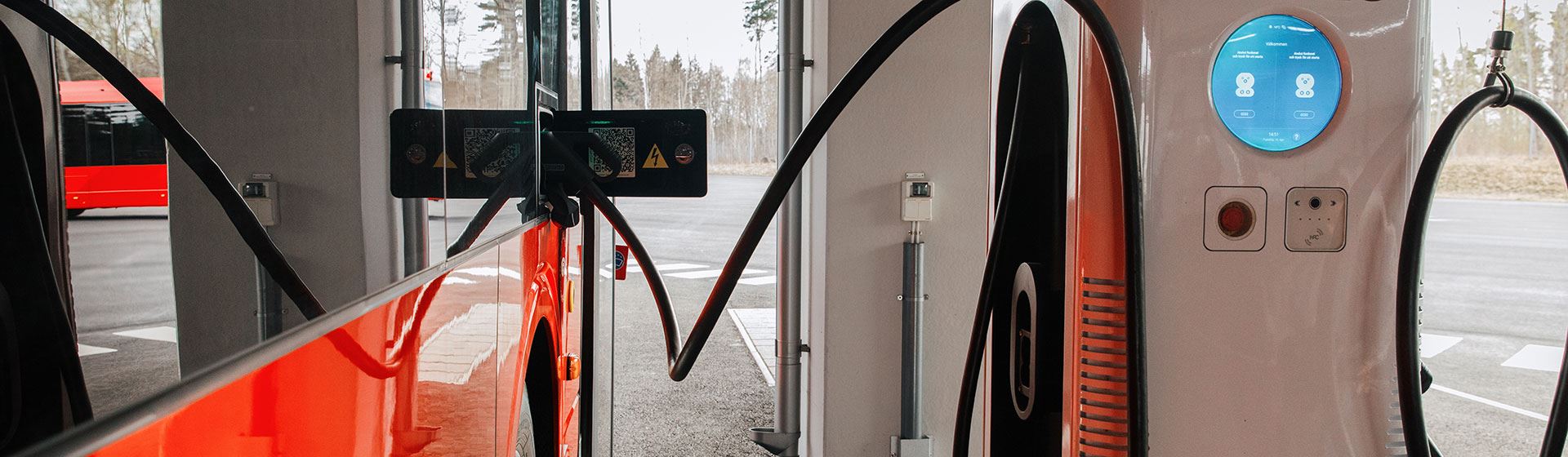 Elbuss vid laddstation.