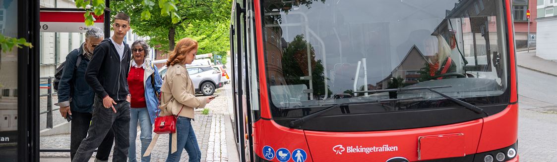 Personer kliver på en bus.