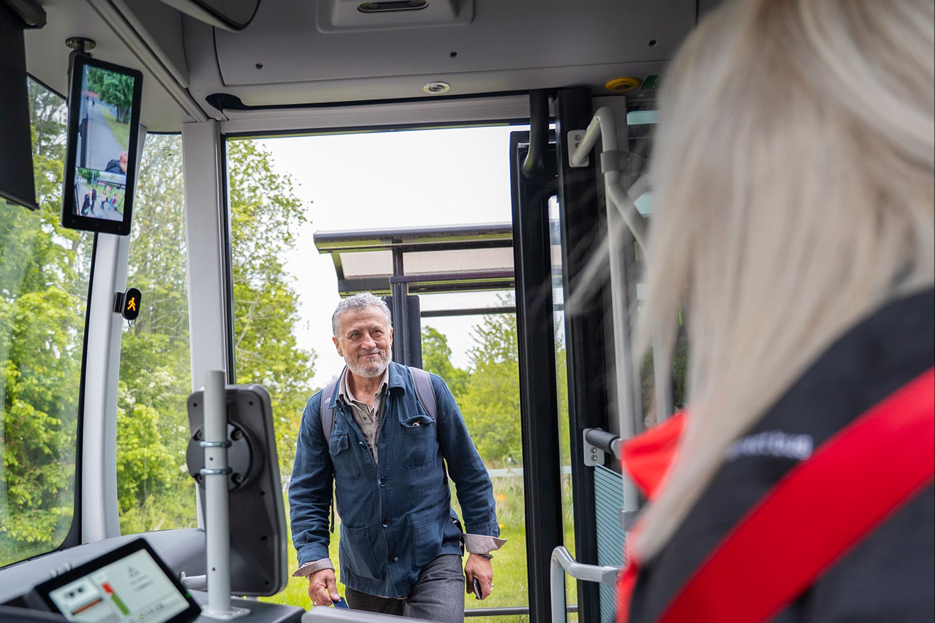 Man kliver ombord på buss.
