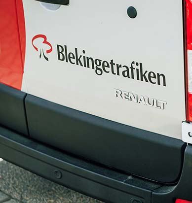 Baksidan på ett servicefodon. Blekingetrafikens logotyp är tryckt på bakdörren.