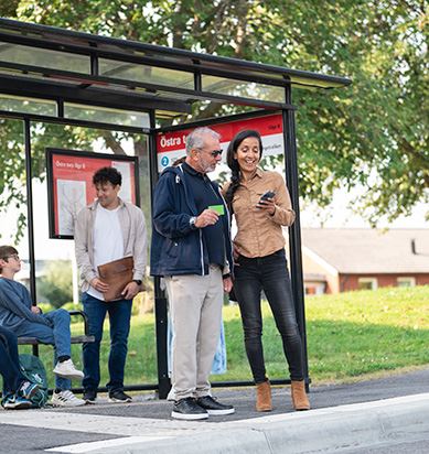 Personer som väntar på bussen