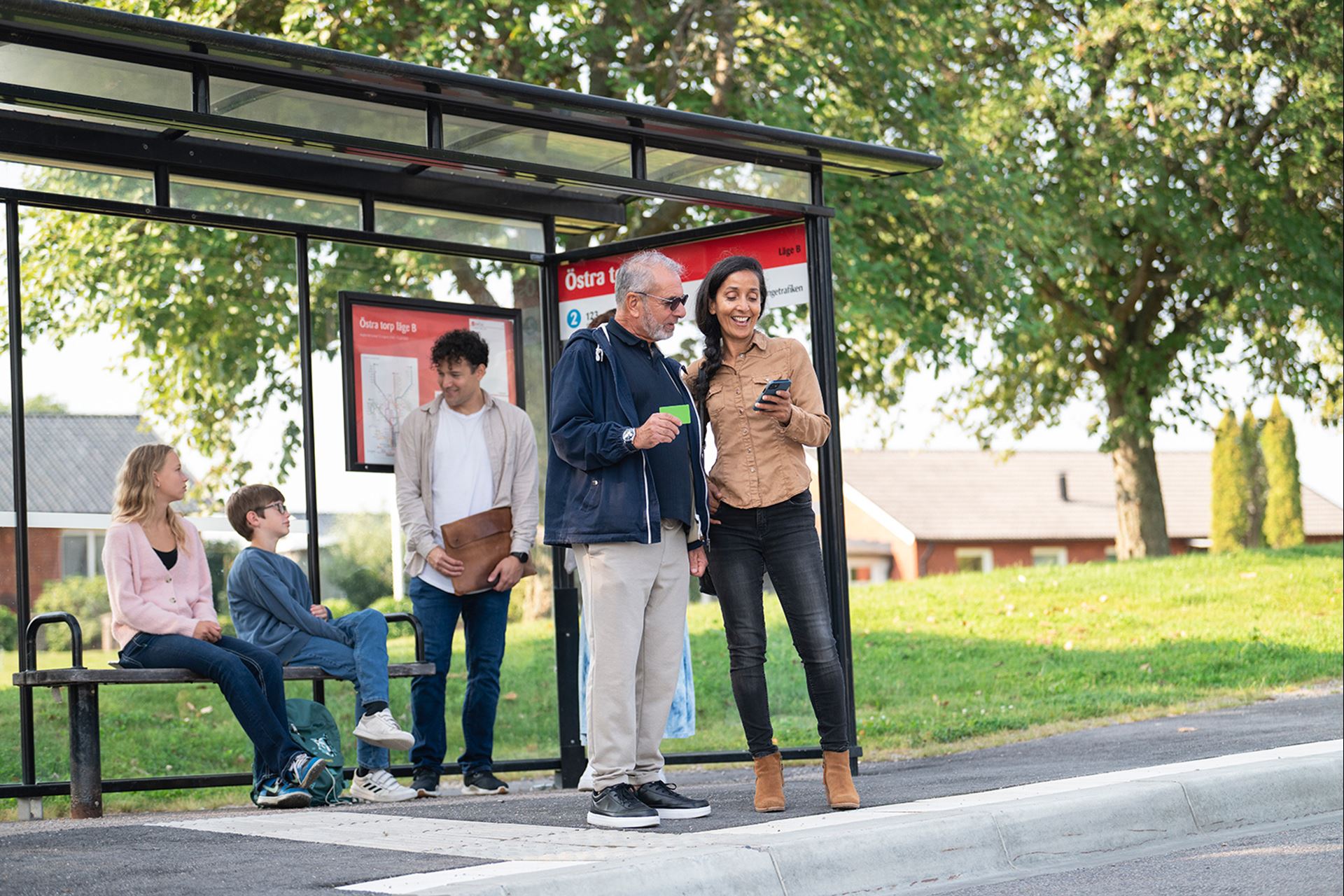 Personer som väntar på bussen. 