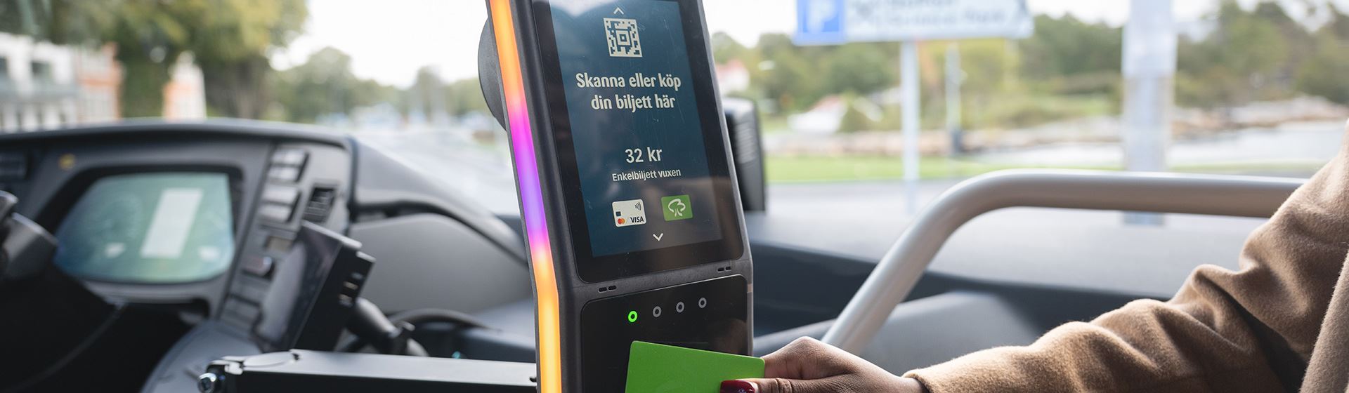 Person som blippar ombord på buss.