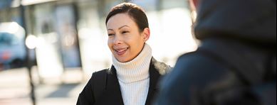 Kvinna väntar på bussen