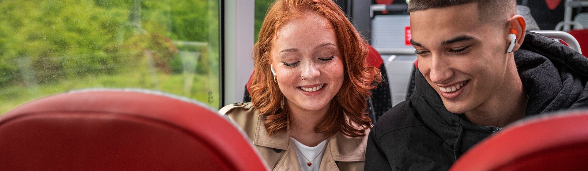 Tjej och kille som åker buss