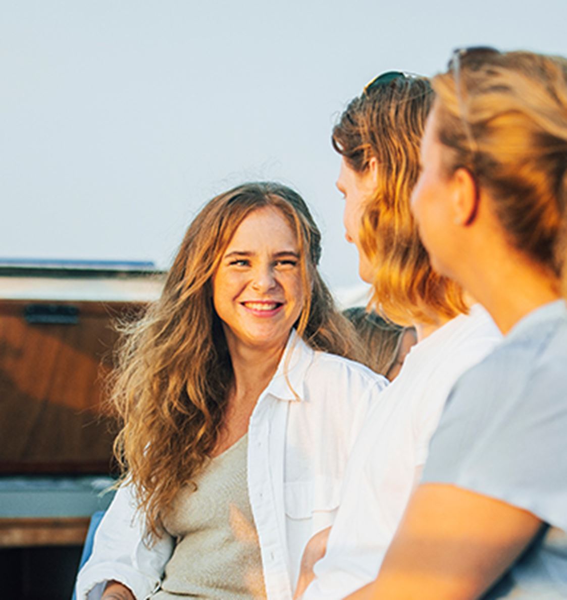 Två kvinnor väntar på bussen.