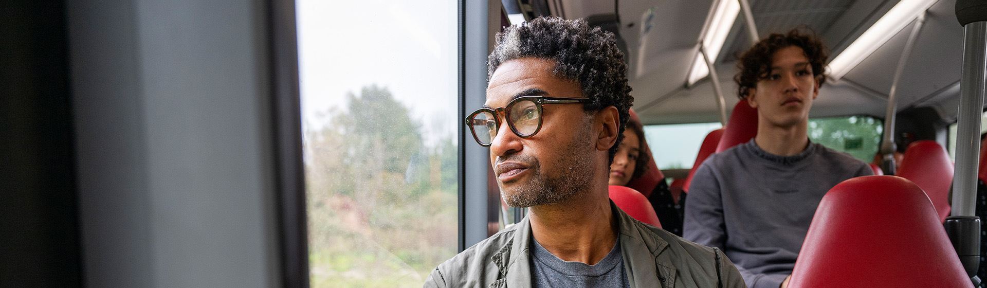 Man sitter på bussen.