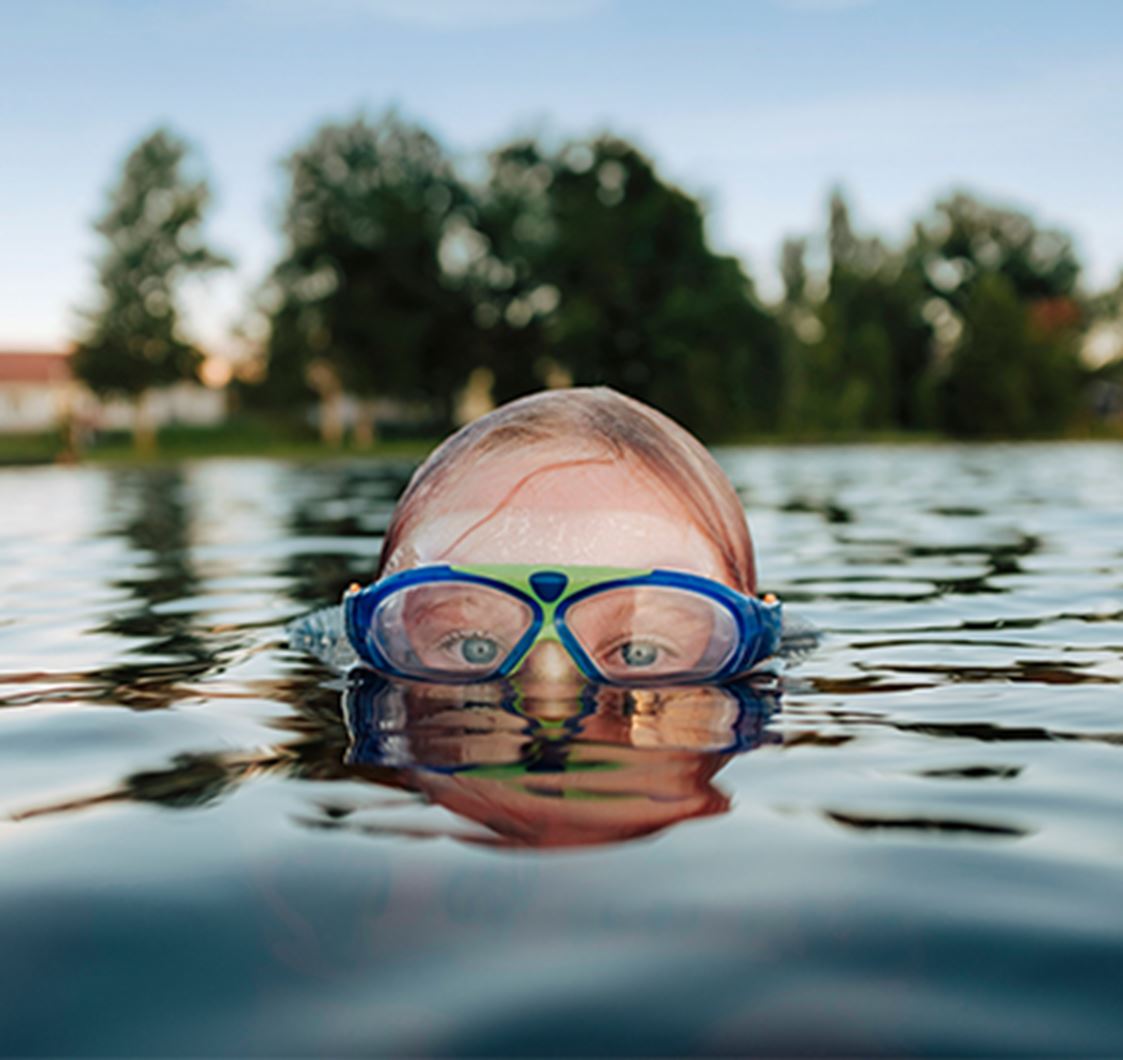 Barn som snorklar