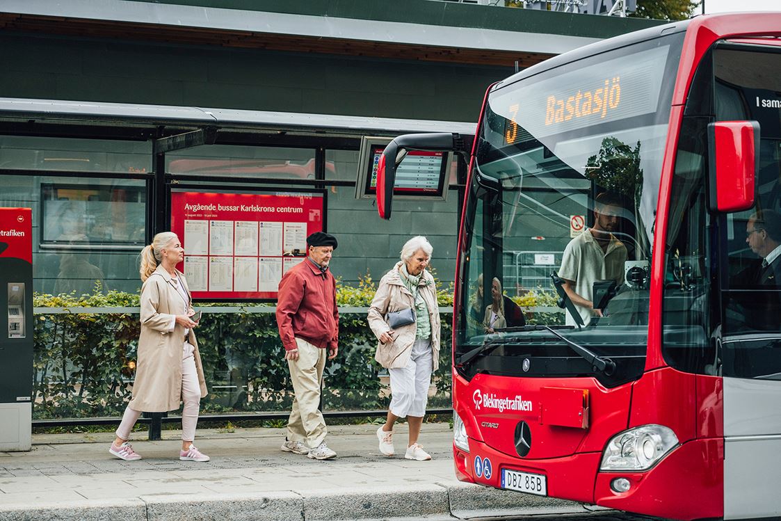 Ett äldre par går ombord på bussen.