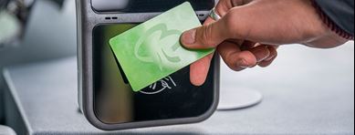 Ett resekort hålls framför en biljettläsare. 