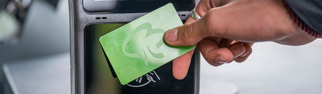 Ett resekort hålls framför en biljettläsare.