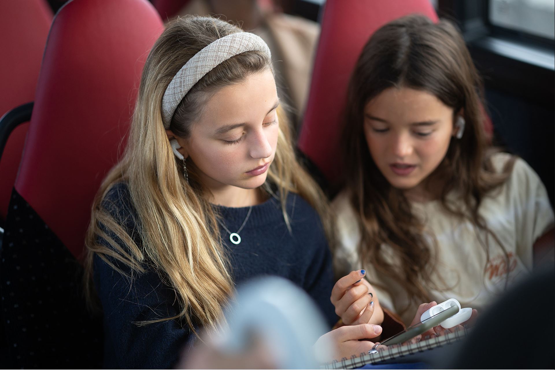 En grupp resenärer går ombord på en buss.
