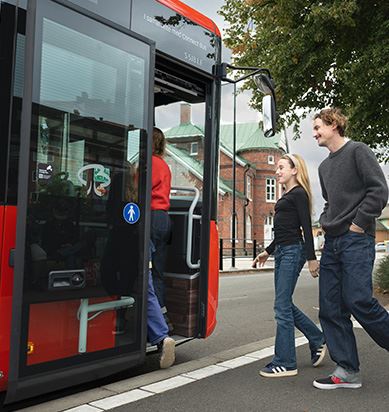 Resenärer kliver på en buss vid Sölvesborgs resecentrum.