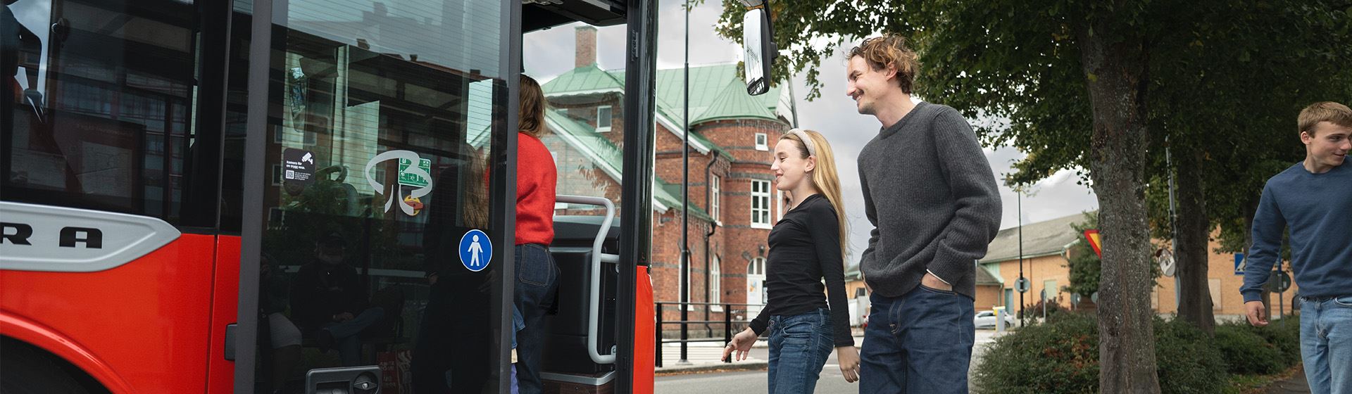 Resenärer kliver på en buss vid Sölvesborgs resecentrum.