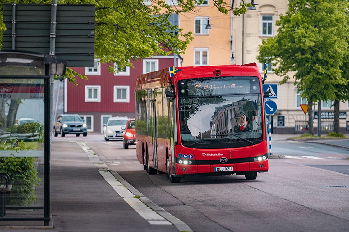 En av Blekingetrafikens nya bussar kör i Karlskrona.
