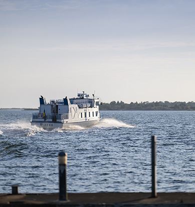 Skärgårdsbåt kör mot solnedgången.