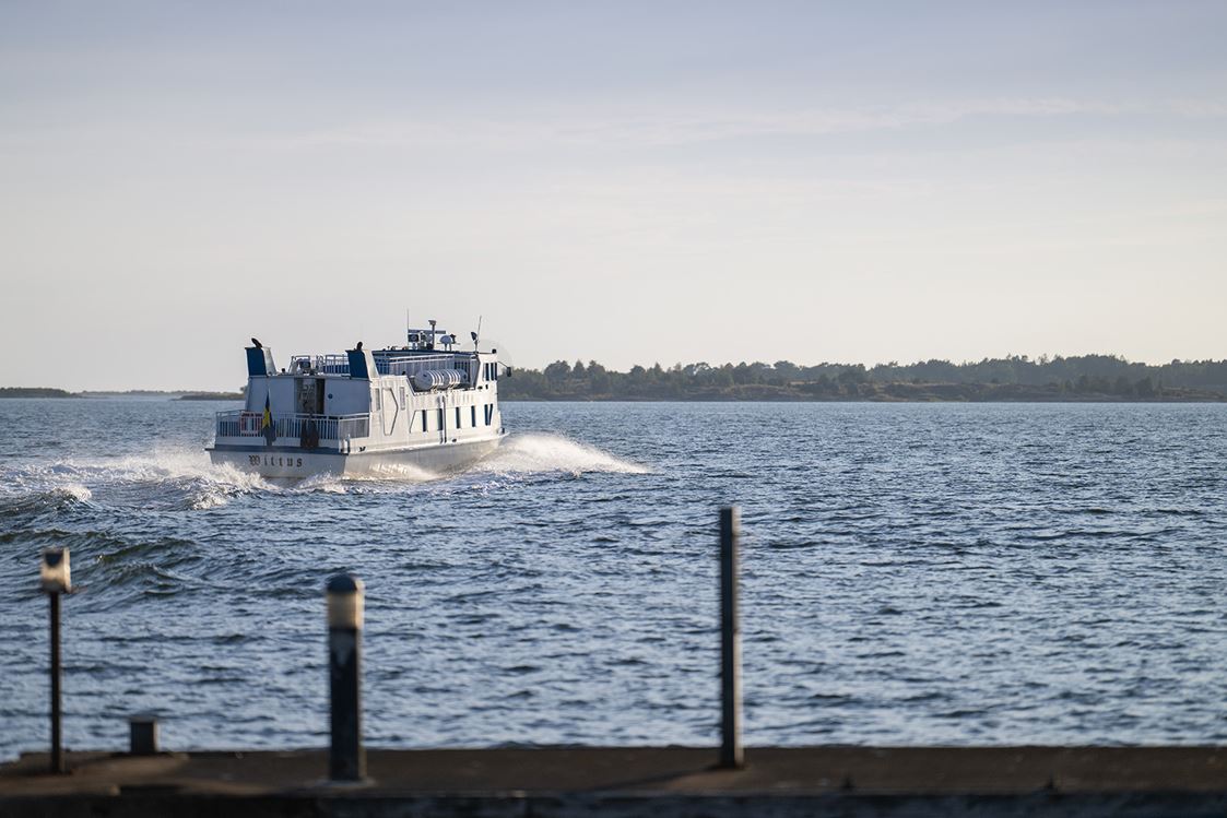 Skärgårdsbåt kör mot solnedgången.