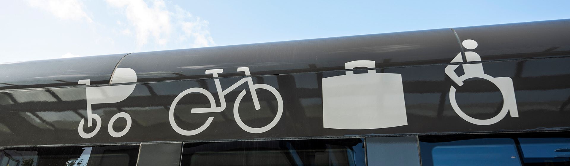Ikoner på ett tåg som visar bland annat en cykel.