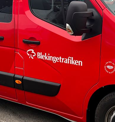 Minibuss i ny röd design med Blekingetrafikens logotyp.