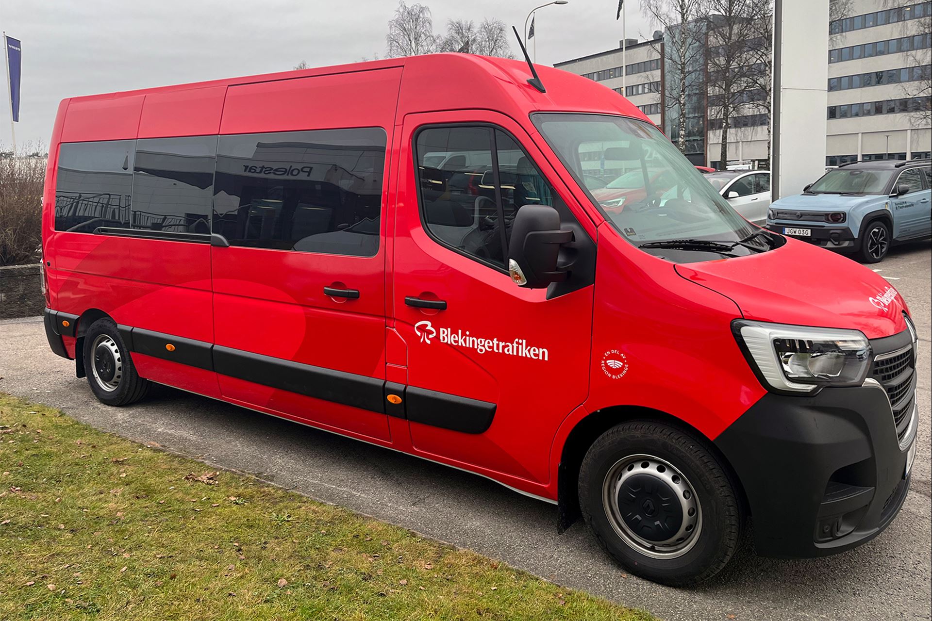 Minibuss i ny röd design med Blekingetrafikens logotyp.