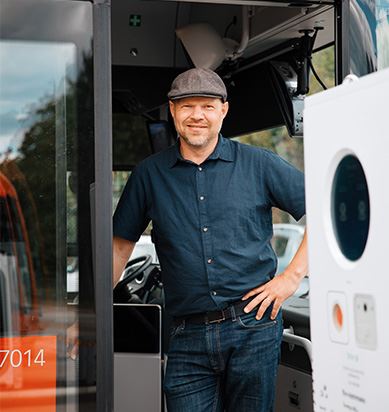 Medarbetare på Blekingetrafiken står framför en av de nya bussarna.