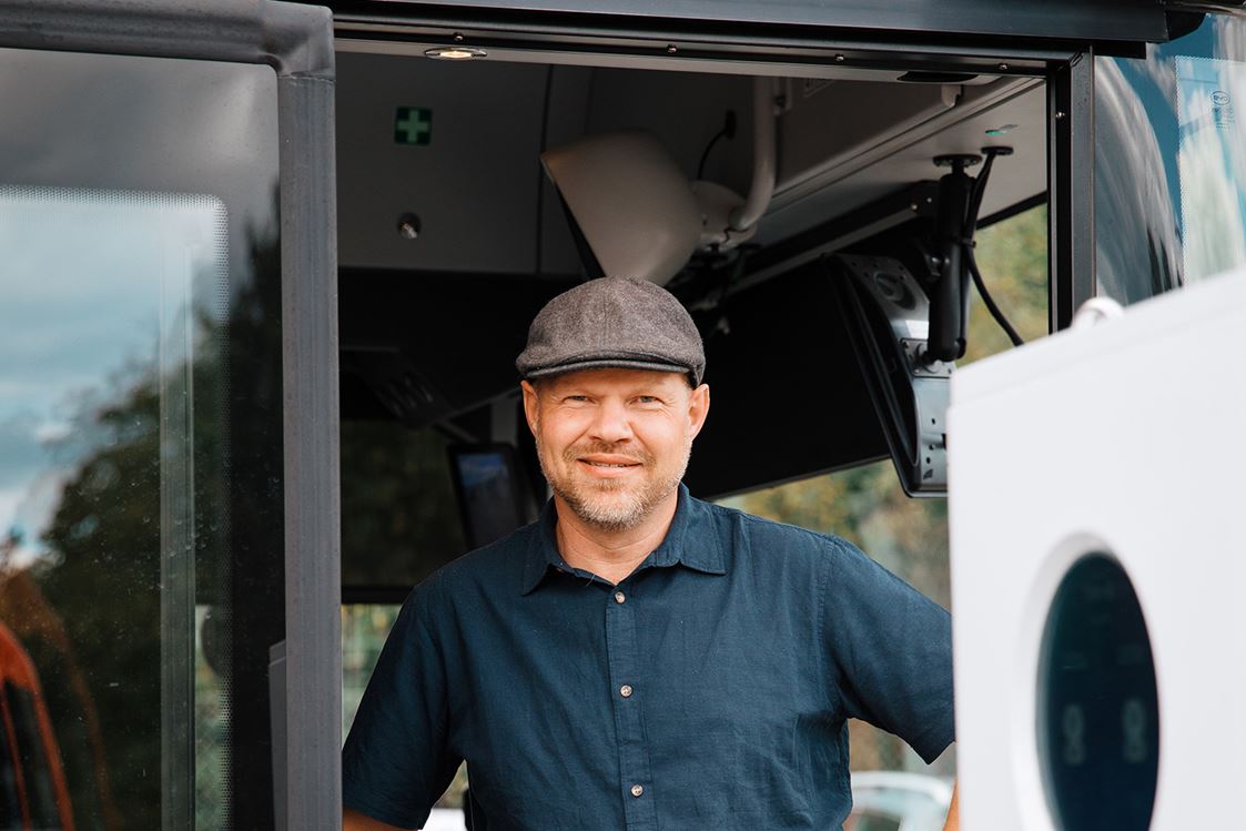 Medarbetare på Blekingetrafiken står framför en av de nya bussarna.
