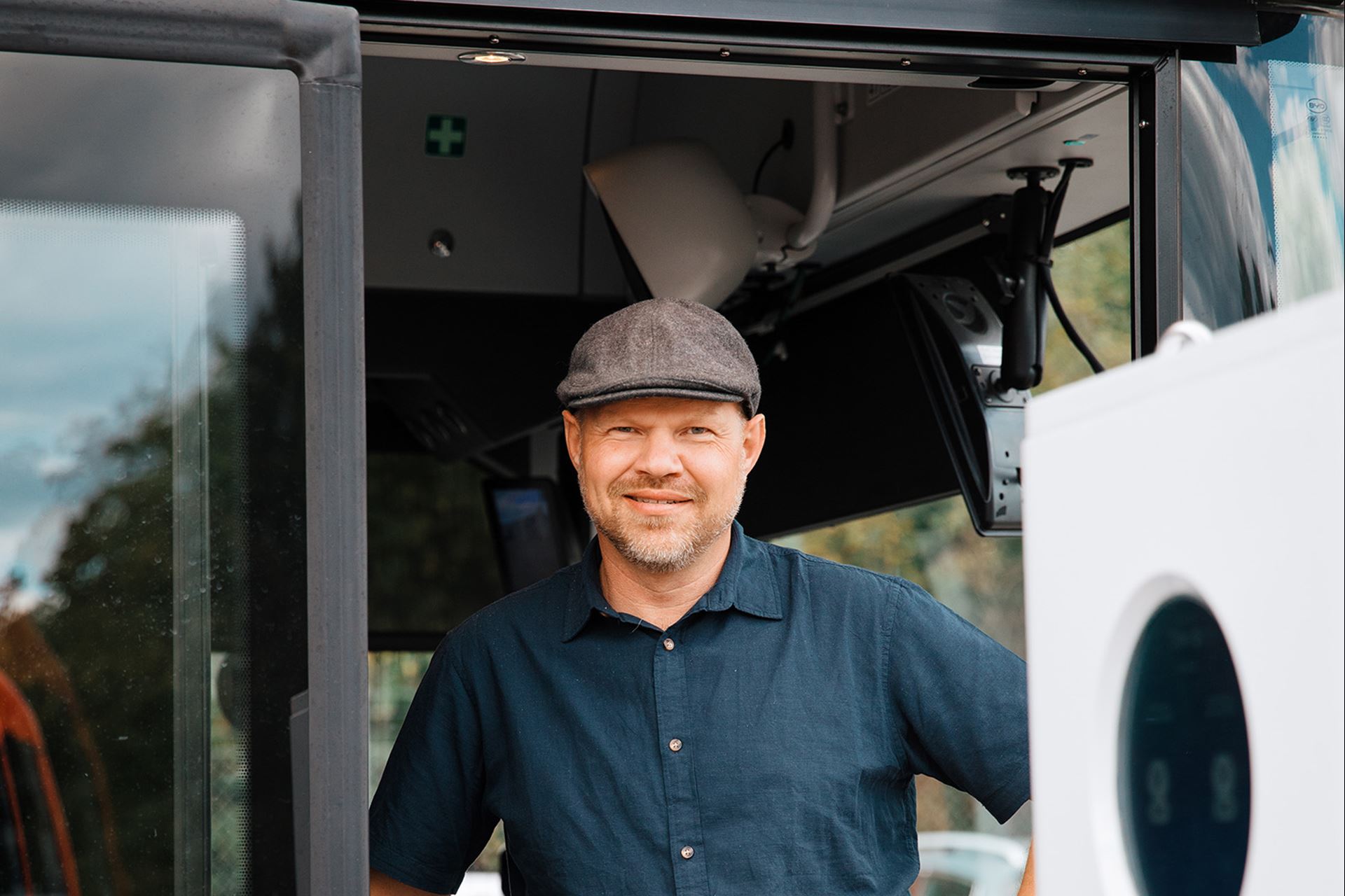 Medarbetare på Blekingetrafiken står framför en av de nya bussarna.