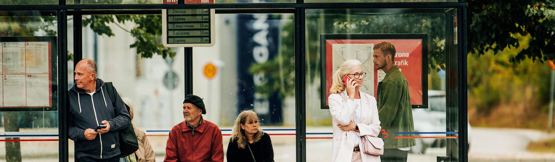 Kunder väntar på bussen