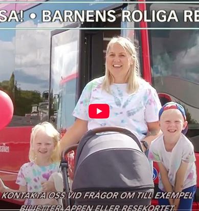 Förälder med två barn framför en buss.