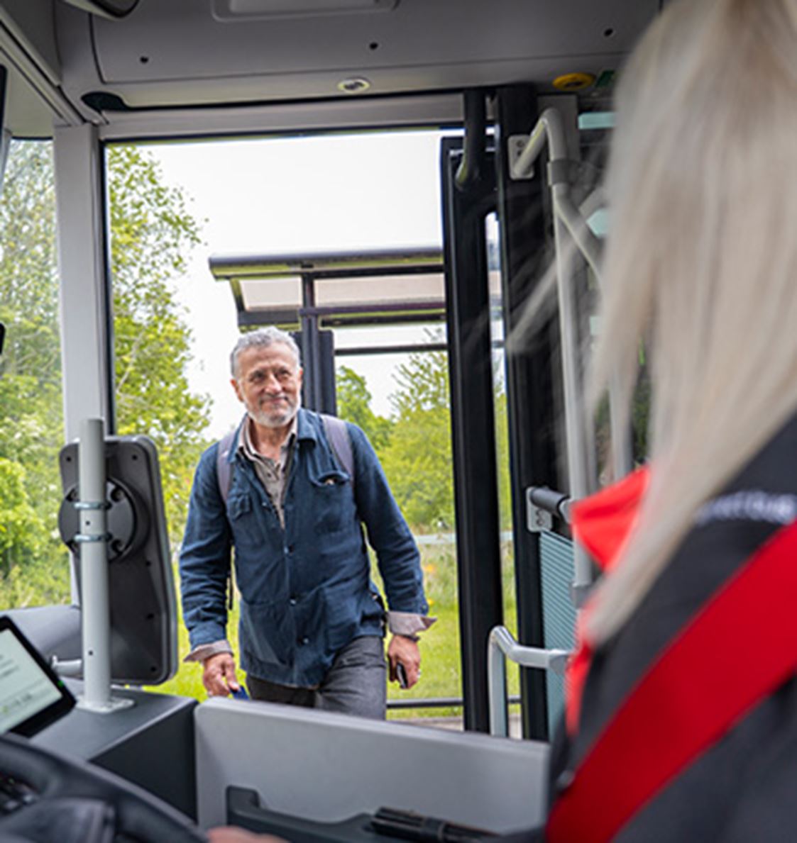 Man går ombord på bussen