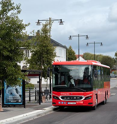 Två personer stiger av bussen vid Sölvesborgs resecentrum.
