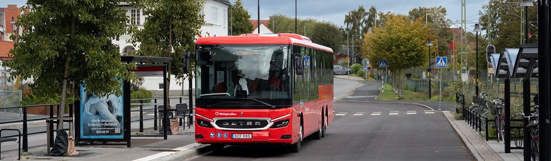 Två personer stiger av bussen vid Sölvesborgs resecentrum.