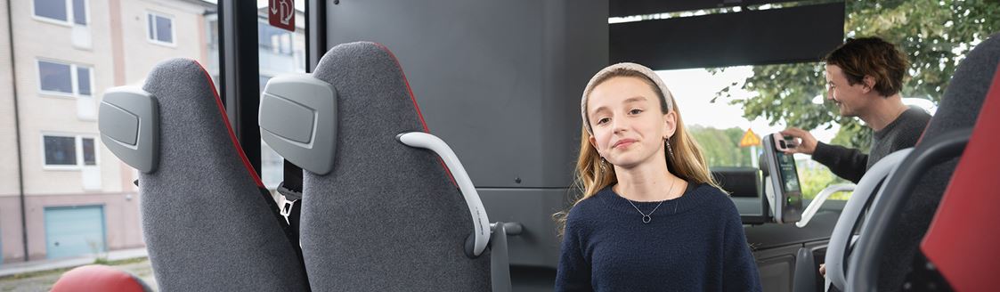 Flicka på buss.