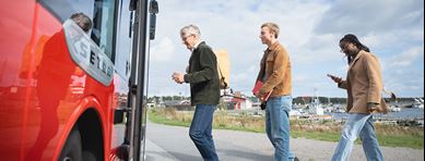 Personer som går ombord på buss