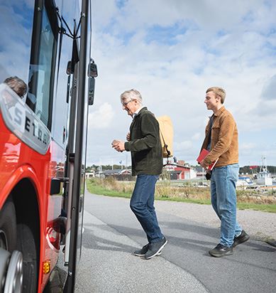 Personer som går ombord på buss