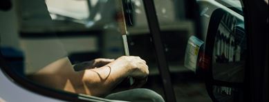 Blindkäpp syns genom rutan på ett färdtjänstfordon.