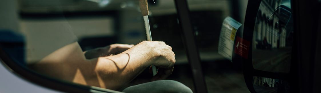 Blindkäpp syns genom rutan på ett färdtjänstfordon.