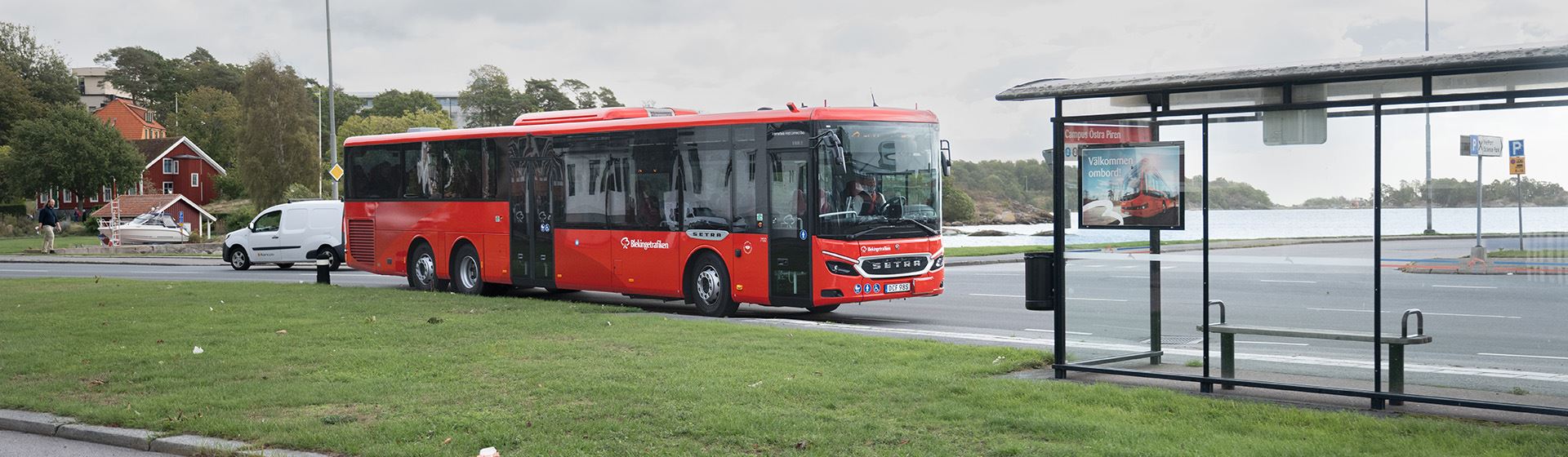 En buss stannar vid hållplats.