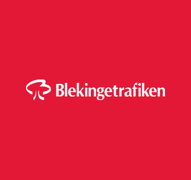 Blekingetrafikens vita logotyp mot röd bakgrundsfärg.